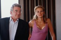 Erin Brockovich – Erin Brockovich (Julia Roberts, r.) - alleinerziehende Mutter von drei kleinen Kindern - arbeitet als Büroangestellte bei dem Rechtsanwalt Ed Masry (Albert Finney, l.) ...
