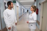 Rote Rosen – Leo (Daniel Hartwig, l.) vermutet gegenüber Sara (Antonia Jungwirth, r.), dass es trotz der Trennung von Florian, keinen Weg für ihn und Katrin gibt.