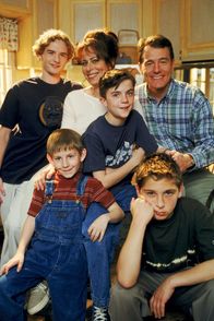 Malcolm mittendrin – (1. Staffel) - Eine glückliche Familie: Vater Hal (Bryan Cranston, hinten r.), Mutter Lois (Jane Kaczmarek, hinten M.) und ihre vier Söhne Francis (Christopher Masterson, hinten l.), Reese (Justin Berfield, r.), Dewey (Erik Per Sullivan, vorne l.) und Malcolm (Frankie Muniz, M.).