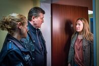 Notruf Hafenkante – Franzi (Rhea Harder-Vennewald, l.) und Hans (Bruno F. Apitz, M.) gehen einem gemeldeten Wohnungseinbruch nach: Verena Riwa (Annina Hellenthal, r.) ist sich sicher, dass ihr Stalker in ihre Wohnung eingebrochen ist, um dort einen Strauß roter Rosen für sie zu hinterlassen.