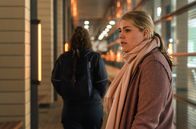 In aller Freundschaft – Miriam Schneider (Christina Petersen, re.) und Nele Garbow (Laura Louisa Garde, li.) verbringen immer mehr Zeit miteinander. Miriam wagt sich vor, doch die neue Nähe scheint Nele zu viel zu sein.