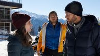 Die Bergretter – Durch einen Zufall hat Bastian (Tommy Schlesser, r.) von Valeries (Adriane Grzadziel, l.) Forschungsauftrag in den USA erfahren und stellt sie wütend zur Rede. Markus (Sebastian Ströbel, M.) versucht zu vermitteln.