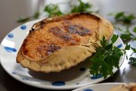 Expeditionen: Zu Tisch ... – Traditionelles Gericht des Baskenlandes: überbackene Teufelskrabbe