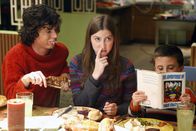 The Middle – Das schaut nicht unbedingt nach einem Vorzeige-Thanksgiving-Dinner aus: Axl (Charlie McDermott, l.), Sue (Eden Sher, M.) und Brick (Atticus Shaffer, r.) scheinen keine Tischmanieren zu haben ...