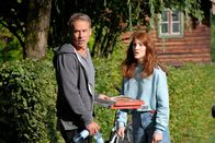 Frühling – Mark Weber (Marco Girnth) wird zu Charlottes (Irene Böhm) Verbündetem und erklärt sich bereit, ihr Pferd wieder gesund zu pflegen.