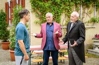 Sturm der Liebe – André (Joachim Lätsch, M.) und Alfons (Sepp Schauer, r.) bitten Robert (Lorenzo Patané, l.), in der Küche einzuspringen.