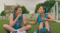 High Hoops – Nyla und Charlotte haben Spaß auf dem Leichtathletik-Feld.