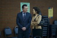 Scorpion – Die noch junge Beziehung zwischen Cabe (Robert Patrick, l.) und Allie (Reiko Aylesworth, r.) könnte so schön sein, würde Cabe sich nicht ständig Gedanken über den Altersunterschied machen ...
