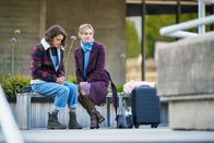 Trigonometry – Ray (Ariane Labed, l.) wird an ihrem Geburtstag von ihrer Mutter Mathilde (Anne Consigny, r.) in London besucht. Bald schon beginnen die beiden zu streiten.