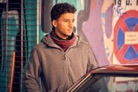 Heldt – Rafael (Mohamed Issa) fasst nur sehr langsam Vertrauen zu Heldt, und den Polizisten zu seinem Schlafplatz unter einer Brücke führen zu müssen, ist dem Jungen extrem peinlich.