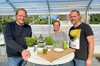 Der Vorkoster – Das Gärtnerpaar Meik und Katja Enseleit zeigt Björn Freitag (l), was man Besonderes aus Kräutern zubereiten kann.