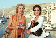 Unter weißen Segeln – Calypso (Renan Demirkan, re.) und Claudia (Michaela May) führen ein Gespräch "unter Frauen".