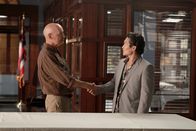 Hawaii Five-0 – Mit Commander Joe Whites (Terry O'Quinn, l.) Hilfe wollen Danny und Chin (Daniel Dae Kim, r.) Steves Unschuld beweisen. Doch wird es ihnen gelingen?