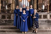 Father Brown – Mrs McCarthy (Sorcha Cusack) und der Kirchenchor nehmen an einem Gesangswettbewerb teil.