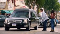 The Rookie – John Nolan (Nathan Fillion, M.) und Bailey (Jenna Dewan, r.) halten Shirley (Ellen Crawford. l.) auf offener Straße an, als sie in einem Leichenwagen unterwegs ist.