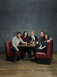 How I Met Your Mother – Rückblick in die wilden Jahre von Ted (Josh Radnor, l.), Marshall (Jason Segel, r.), Barney (Neil Patrick Harris, M.), Lily (Alyson Hannigan, 2.v.r.) und Robin (Cobie Smulders, 2.v.l.) ...