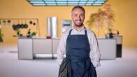 Böhmi brutzelt – Jan Böhmermann in der Küche von "Böhmi brutzelt".