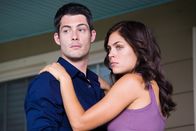 Hostel III – Für seine geliebte Amy (Kelly Thiebaud, r.) kämpft Scott (Brian Hallisay, l.) bis zum letzten Atemzug ...