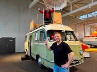 Der Camping-Check – Friso Richter (vorne) besucht mit Lukas Lowack Oldtimer und historische Freizeitfahrzeuge auf dem Campingplatz am Heisterberger Weiher und im Erwin Hymer Museum.