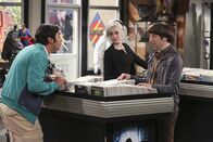 The Big Bang Theory – Als Raj (Kunal Nayyar, l.) und Howard (Simon Helberg, r.) im Comicbuchladen die hübsche Claire (Alessandra Torresani, M.) kennenlernen, lässt das, Raj seine Beziehung zu Emily hinterfragen ...