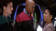 Star Trek - Deep Space Nine – Jadzia Dax (Terry Farrell, l.), Benjamin 'Ben' Sisko (Avery Brooks, m.) und Kasidy Yates (Penny Johnson Jerald, r.)