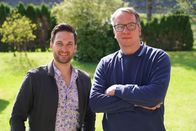 Hoagascht – Moderator Richard Deutinger und Ofenbauer David Haas posieren für ein Foto