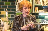 Sherlock – Mrs. Hudson (Una Stubbs) mach sich Sorgen um Sherlock und hält ihn in Schach.