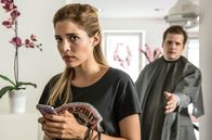 Watzmann ermittelt – Filialleiter Lux (Enno Hesse, r.) will Klarissa Zilch (Jasmin Lord, l.) das Handy wegnehmen.