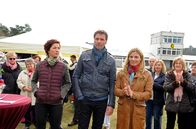 Rote Rosen – ARD ROTE ROSEN FOLGE 1733 Uhr im ERSTEN. Flugplatz Uelzen: Merle (Anja Franke, l.), Ole (Patrik Fichte, M.) und Lisa (Daniela Wutte, r.) sind völlig überrascht, als Malte öffentlich seine Verlobung mit Tine bekannt gibt.