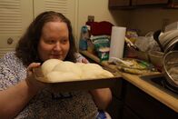 Mein Leben mit 300 kg – Tamy prepares a homemade meal.