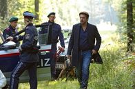 Steirertod – Kommissar Sascha Bergmann (Hary Prinz, re.) kommt zum Leichen-Fundort am Golfplatz.