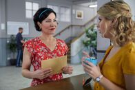 Die Rosenheim-Cops – Gemeinsam mit Miriam Stockl (Marisa Burger, l.) überlegt Christin Lange (Sarah Thonig, r.), wie sie Frau Grasegger aus der Patsche helfen könnte.