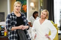 Mom – Tammy (Kristen Johnston, l.); Jill (Jaime Pressly, r.)