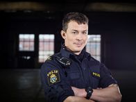 Thin Blue Line – Der Polizist Magnus (Oscar Töringe) weiß, dass die Straßen ein hartes Pflaster sind und will daher Präsenz zeigen. Doch sein raues Vorgehen gefährdet zunehmend ihn und seine Einheit.