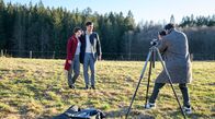 Sturm der Liebe – Dank Julian (Tim Borys, r.) wird der Fototermin von Eleni (Dorothée Neff, l.) und Leander (Marcel Zuschlag, M.) doch noch ein Erfolg.