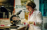 Charité – Dr. Ella Wendt (Nina Gummich) weiß um den aussichtslosen Zustand ihrer Krebspatientin.