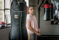 The Bay – Auch andere Mitglieder des Boxstudios wie Shirin Persaud (Deepica Stephen) sind entsetzt vom Tod des jungen Boxtalents. Sie können sich zwar nicht erklären warum er sterben musste, aber sie befürchten Schreckliches.