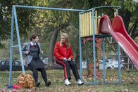 Killing Eve – Villanelle (Jodie Comer, r.) kann nicht mehr so weitermachen. Sie hat einen Plan, um sich von ihrem alten Leben zu trennen. Doch dafür braucht sie Irinas (Yugi Lagodinsky, l.) Hilfe.