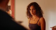Girlsquad - Wir halten zusammen! – Billie (Paloma Vauthier) wird alles zu viel. Neben dem Gefühl, etwas mit dem Autounfall zu tun zu haben, plagt sie der Lebensgefährte ihrer Mutter, der ihr nachstellt und ihr dabei zu nahe kommt. Jetzt heißt es, einfach nur weg.