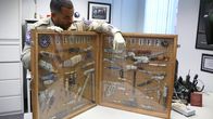 Lockdown – Bildunterschrift: Gefängnisleiter Diggins zeigt eine Tafel mit Waffen, die bei den Gefängnisinsassen im Denver County Jail gefunden wurden.