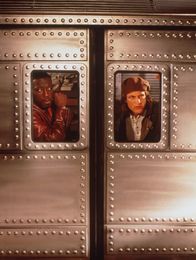Money Train – John (Wesley Snipes, l.) und Charlie (Woody Harrelson, r.) rasen mit dem führerlosen Geldzug durch die Tunnels der New Yorker U-Bahn ...
