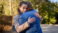 Sturm der Liebe – Merle (Michaela Weingartner, l.) verabschiedet sich von Gerry (Johannes Huth, r.).