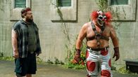 Twisted Metal – Zwischen Wahnsinn und Offenbarung: Sweet Tooth (Joe Seanoa, r.) teilt seine Geschichte mit Stu (Mike Mitchell, l.) – und macht klar, dass er nicht allein bleiben will.