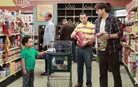Two and a Half Men – Alan (Jon Cryer, 2.v.r.) und Walden (Ashton Kutcher, r.) wollen bei der Erziehung ihres neuen Pflegesohns am gleichen Strang ziehen, doch Louis (Edan Alexander, l.) versteht es, die beiden gegeneinander auszuspielen. Probleme sind vorprogrammiert ...