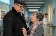 In aller Freundschaft – Luise Brenner (Monika Lennartz) ist enttäuscht von ihrem neuen Freund Wolfgang, der sie wegen einer Untersuchung in der Sachsenklinik angelogen hat. Luise hat ihn "in den Wind geschossen". Hans-Peter Brenner (Michael Trischan), der den Freunden seiner Mutter eigentlich per se skeptisch gegenübersteht, hat schon fast Mitleid mit dem fremden Mann.