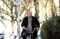 Tatort – Kommissar Frank Thiel (Axel Prahl) ist auf dem Rad unterwegs ins Präsidium.