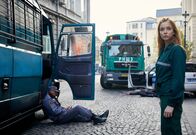 Killing Eve – Gerade als sich Villanelle (Jodie Comer) mit dem Gedanken angefreundete, dass ihre Auftraggeber sie im Gefängnis zurückgelassen haben, wird sie durch einen blutigen Hinterhalt befreit.