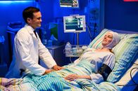 Bettys Diagnose – Sanne Peters (Monika Wegener) und Dr. Tobias Lewandowski (Eric Klotzsch).
