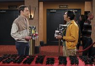 The Big Bang Theory – Ein ganz besonderer Kinobesuch wartet auf Sheldon (Jim Parsons, l.) und Raj (Kunal Nayyar, r.) ...