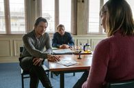 Tatort – Anne Werner (Katharina Marie Schubert) ist Altenpflegerin und arbeitet in der häuslichen Pflege. Als zwei ihrer Patienten eines ungeklärten Todes sterben, wird sie von Sebastian Bootz (Felix Klare) und Thorsten Lannert (Richy Müller, m.) als mögliche Täterin befragt.